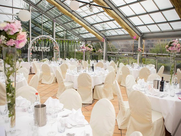 dekorierter-wintergarten-fuer-hochzeit.jpg