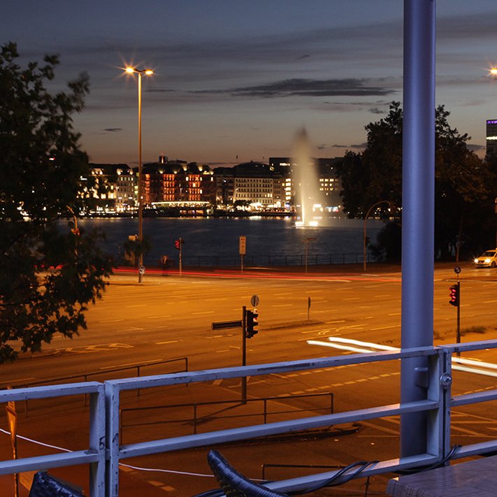 hamburg-jungfernstieg-bei-daemmerung.jpg