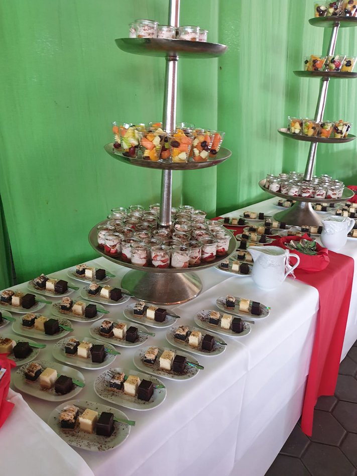 suesses-buffet-mit-grossen-etageren.jpg