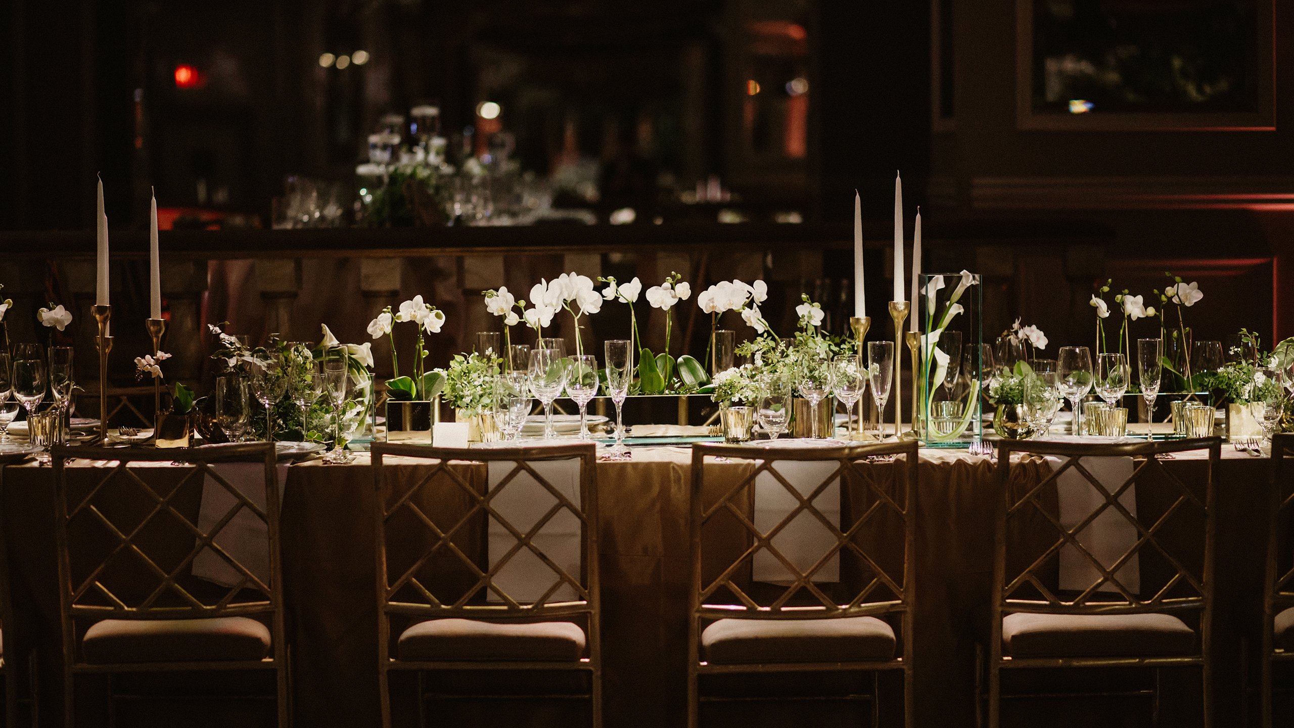 wundervolle-hochzeitstafel-in-erstaunlichem-restaurant.jpg